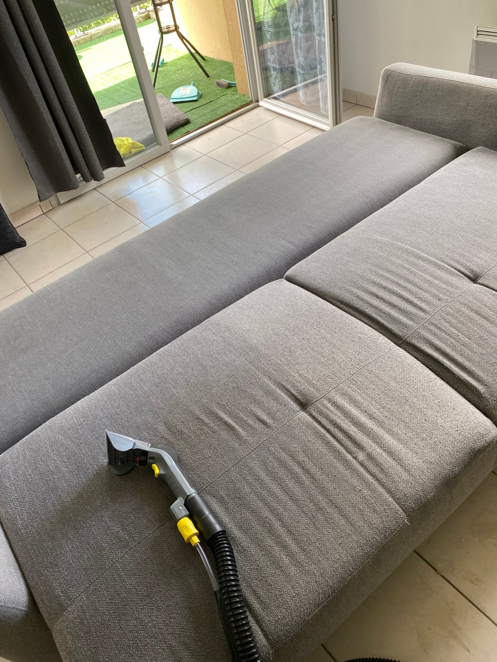 Nettoyage de canapé à l’injecteur-extracteur : tissu ravivé et hygiénique